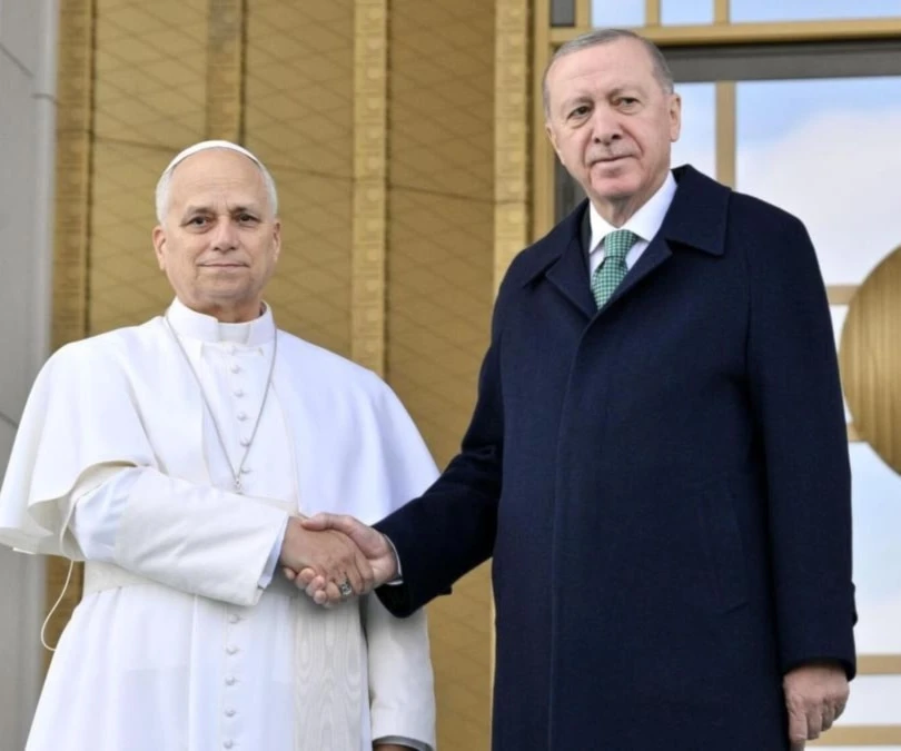 El papa León XIV y el presidente turco, Recep Tayyip Erdogan, se estrechan la mano durante la ceremonia de bienvenida celebrada este jueves en Ankara. (Foto: EFE)