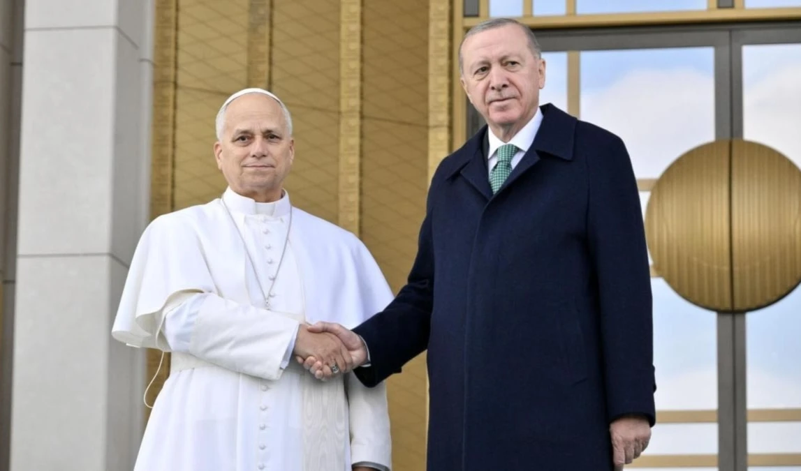 El papa León XIV y el presidente turco, Recep Tayyip Erdogan, se estrechan la mano durante la ceremonia de bienvenida celebrada este jueves en Ankara. (Foto: EFE)