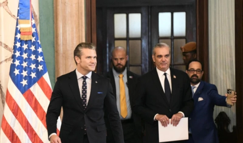 Hegseth refuerza postura dura antidrogas durante visita Dominicana