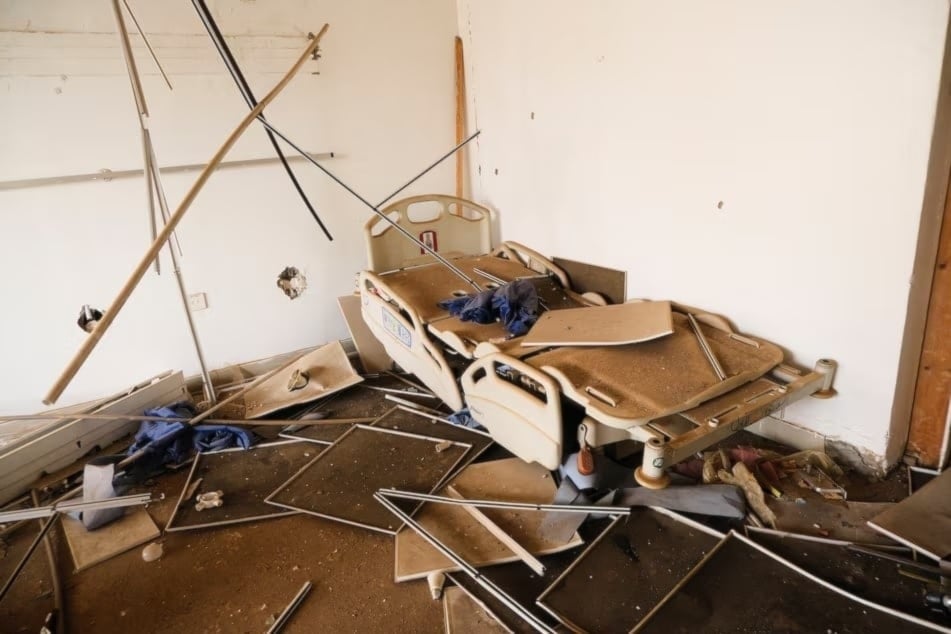 ​Destrucción en el hospital de El Fasher por el bombardeo de las FAR. 