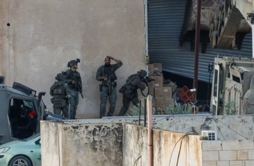 Fuerzas israelíes irrumpieron en Jabal Abu Dhahir, cercaron un almacén comercial y demolieron la puerta con una excavadora.