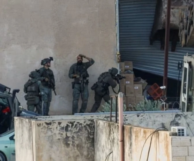 Fuerzas israelíes irrumpieron en Jabal Abu Dhahir, cercaron un almacén comercial y demolieron la puerta con una excavadora.