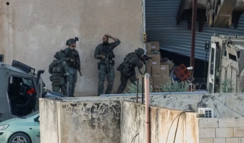 Fuerzas israelíes irrumpieron en Jabal Abu Dhahir, cercaron un almacén comercial y demolieron la puerta con una excavadora.