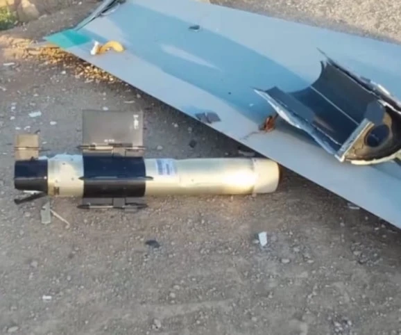 Restos de un avión no tripulado enemigo derribado por Irán durante la guerra de los 12 días. (Foto: Medios iraníes)