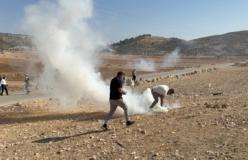 Las fuerzas israelíes lanzan gases lacrimógenos contra palestinos en la ciudad de Idhna, al oeste de Hebrón, en Cisjordania. (Foto: Red de Noticias Quds).