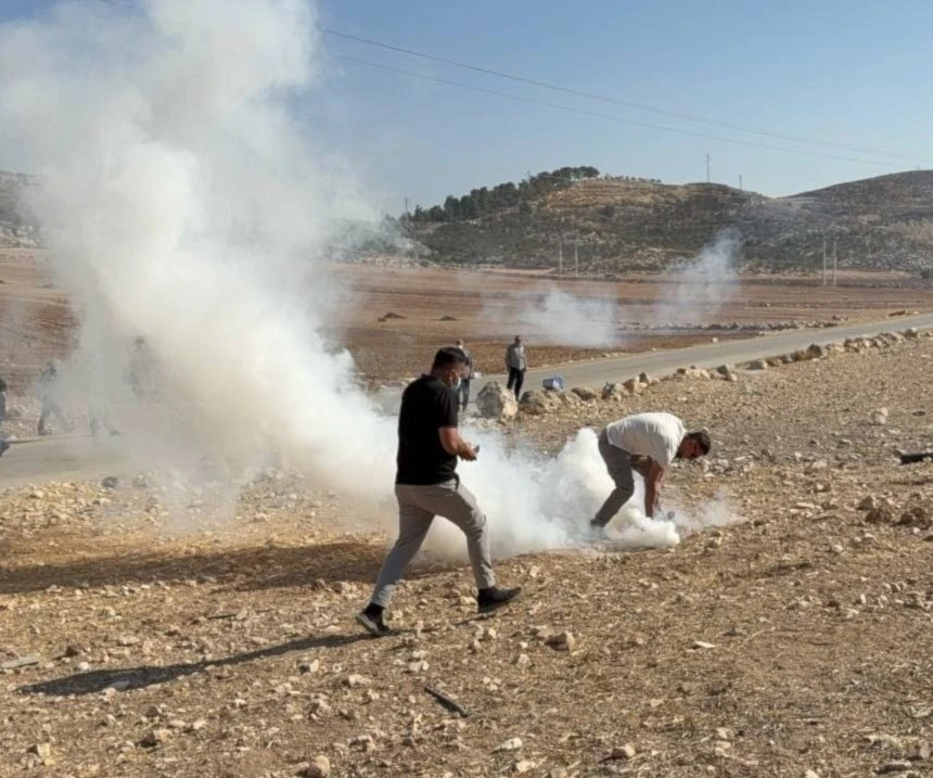 Las fuerzas israelíes lanzan gases lacrimógenos contra palestinos en la ciudad de Idhna, al oeste de Hebrón, en Cisjordania. (Foto: Red de Noticias Quds).