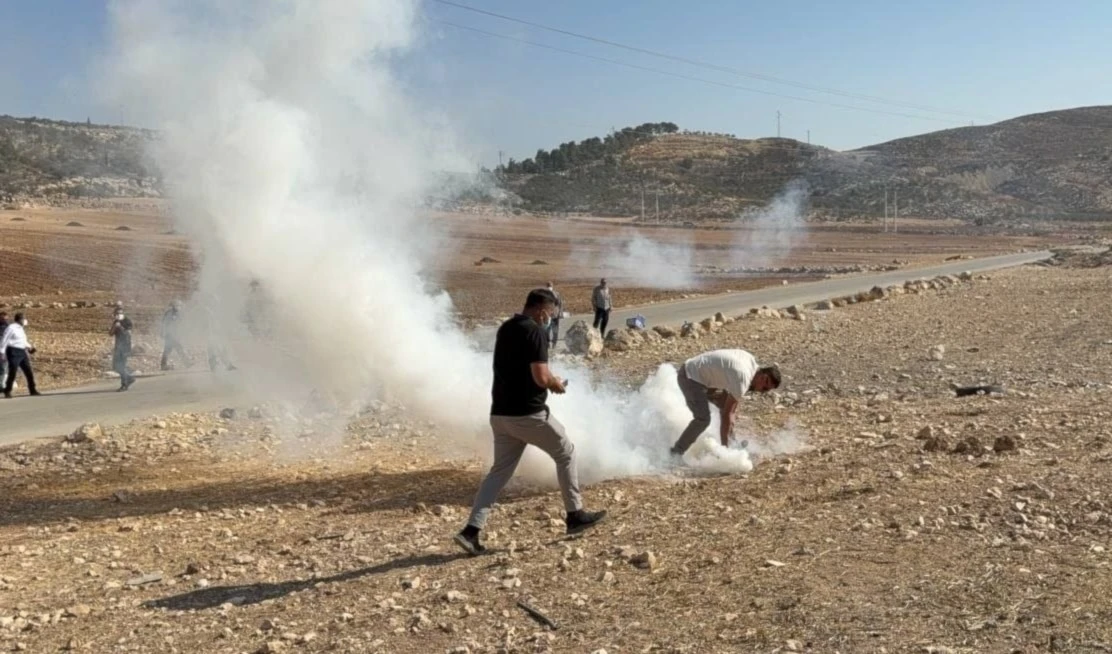 Las fuerzas israelíes lanzan gases lacrimógenos contra palestinos en la ciudad de Idhna, al oeste de Hebrón, en Cisjordania. (Foto: Red de Noticias Quds).