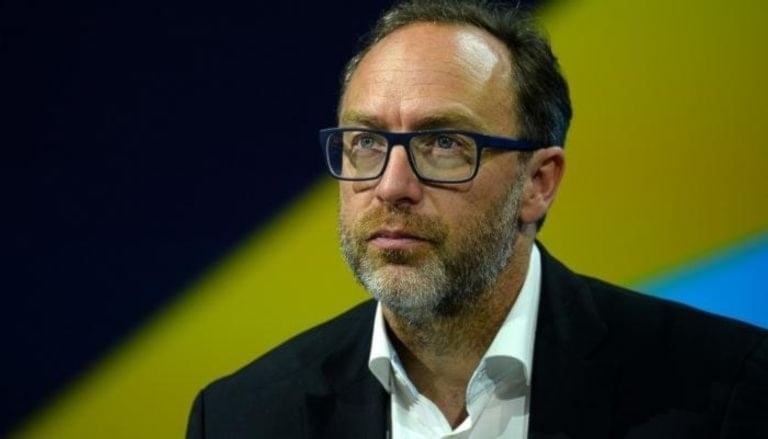 Wales sostuvo que el contenido planteaba “problemas de neutralidad” y puso en duda que “Israel” haya cometido genocidio en el enclave palestino.