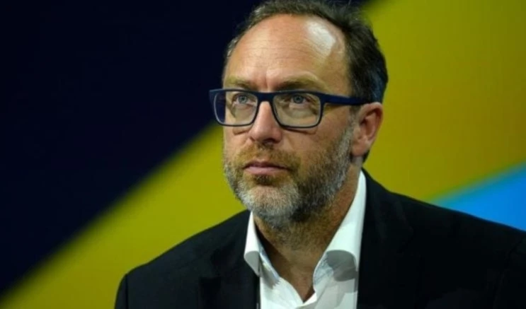 Wales sostuvo que el contenido planteaba “problemas de neutralidad” y puso en duda que “Israel” haya cometido genocidio en el enclave palestino.