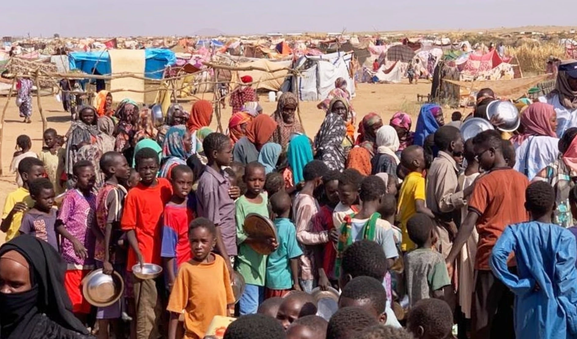 Más de 70 mil personas huyeron de El Fasher, y testigos relataron a Reuters asesinatos.