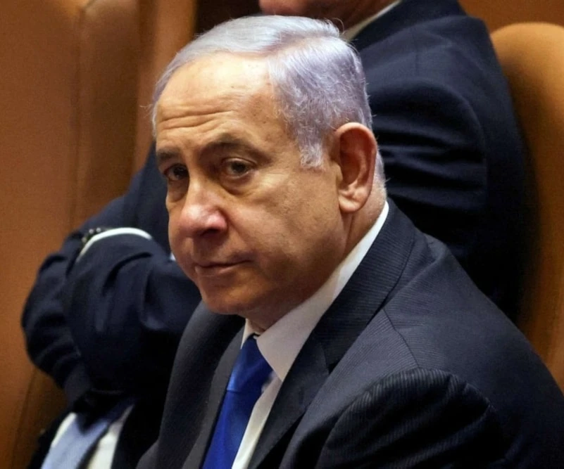 Netanyahu enfrenta un juicio por corrupción, fraude y abuso de confianza en varios casos relacionados con favores mediáticos y beneficios a empresarios.