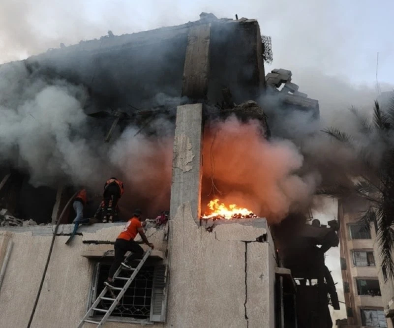 La ocupación israelí ejecuta ataques terrestres, marítimos y aéreos en toda la Franja.