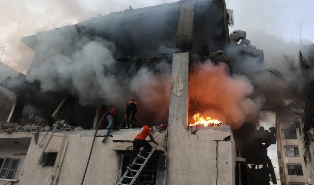 La ocupación israelí ejecuta ataques terrestres, marítimos y aéreos en toda la Franja.