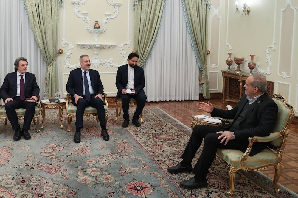 El presidente iraní, Masoud Pezeshkian, durante su reunión con el ministro de Asuntos Exteriores turco, Hakan Fidan. (Foto: Agencias)