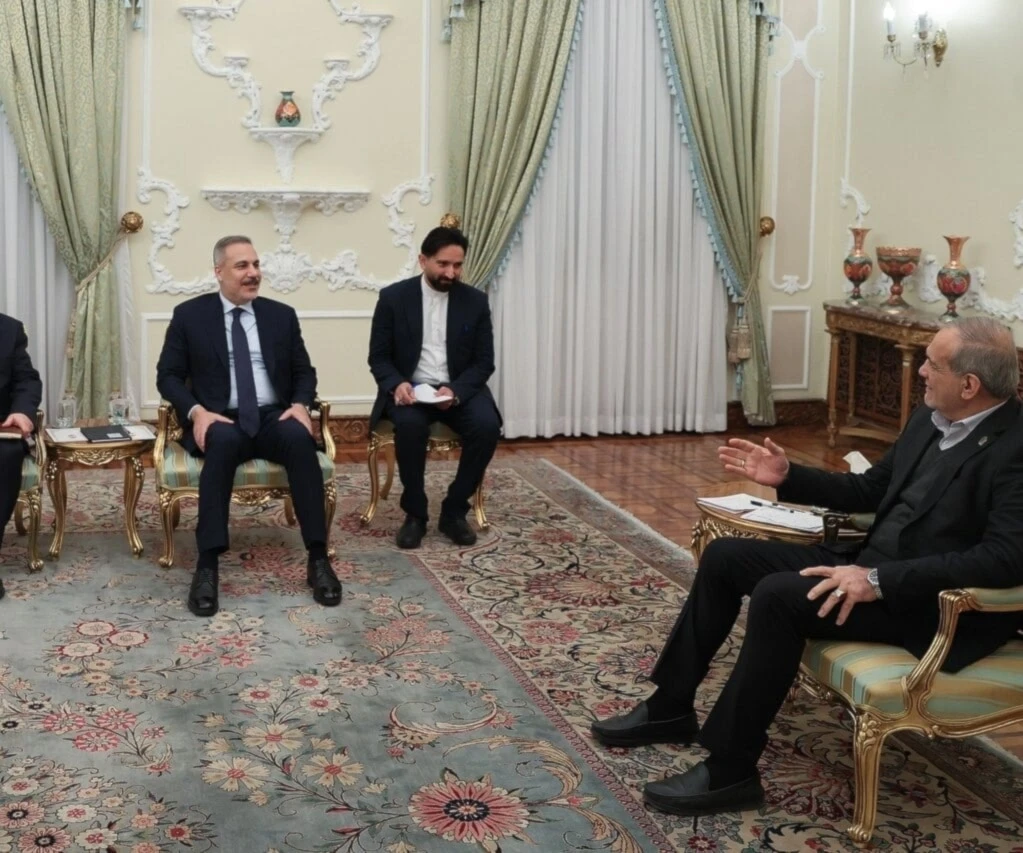 El presidente iraní, Masoud Pezeshkian, durante su reunión con el ministro de Asuntos Exteriores turco, Hakan Fidan. (Foto: Agencias)