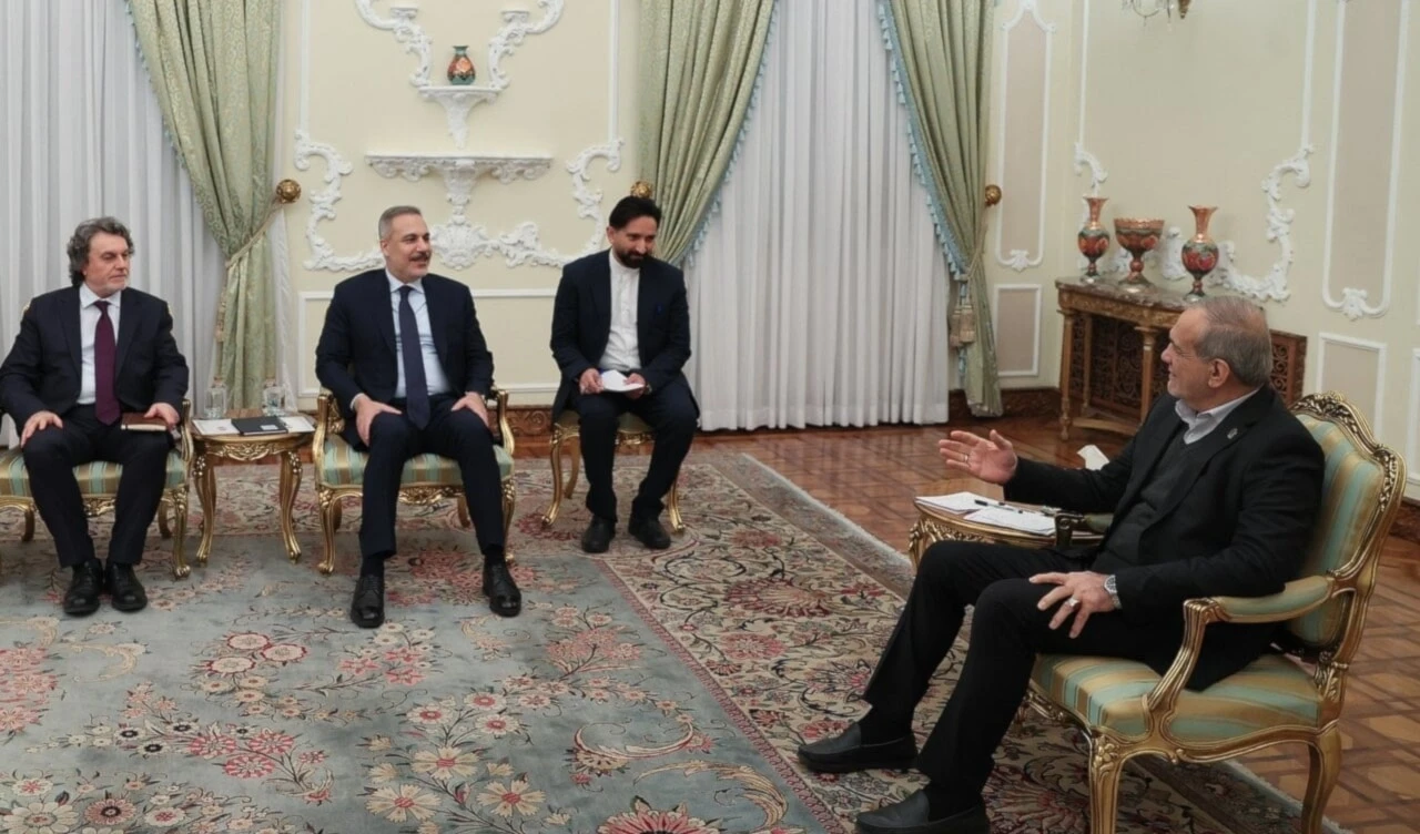 El presidente iraní, Masoud Pezeshkian, durante su reunión con el ministro de Asuntos Exteriores turco, Hakan Fidan. (Foto: Agencias)