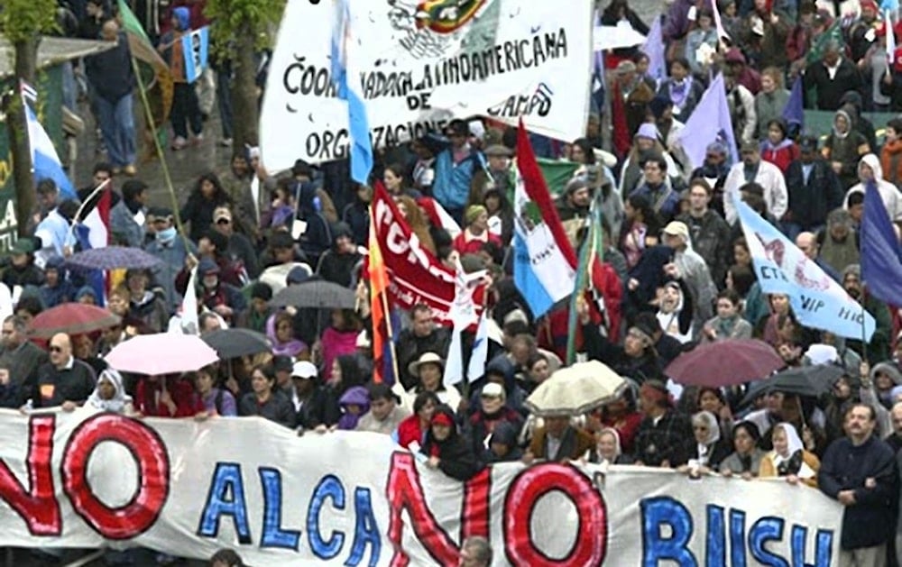 En oposición al ALCA, los movimientos sociales latinoamericanos convocaron a la III Cumbre de los Pueblos.