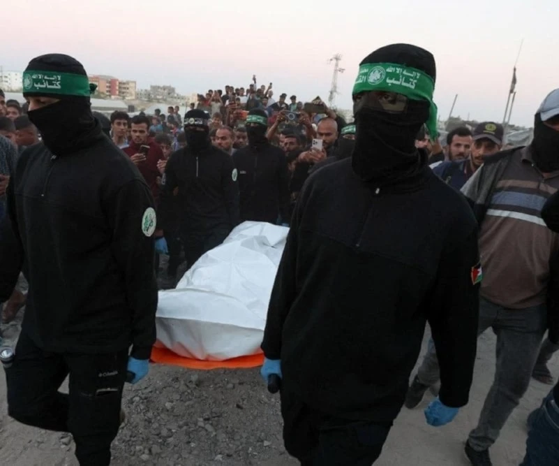 Las Brigadas Al-Qassam gestionan la entrega del cuerpo a las autoridades correspondientes a través del Comité Internacional de la Cruz Roja.