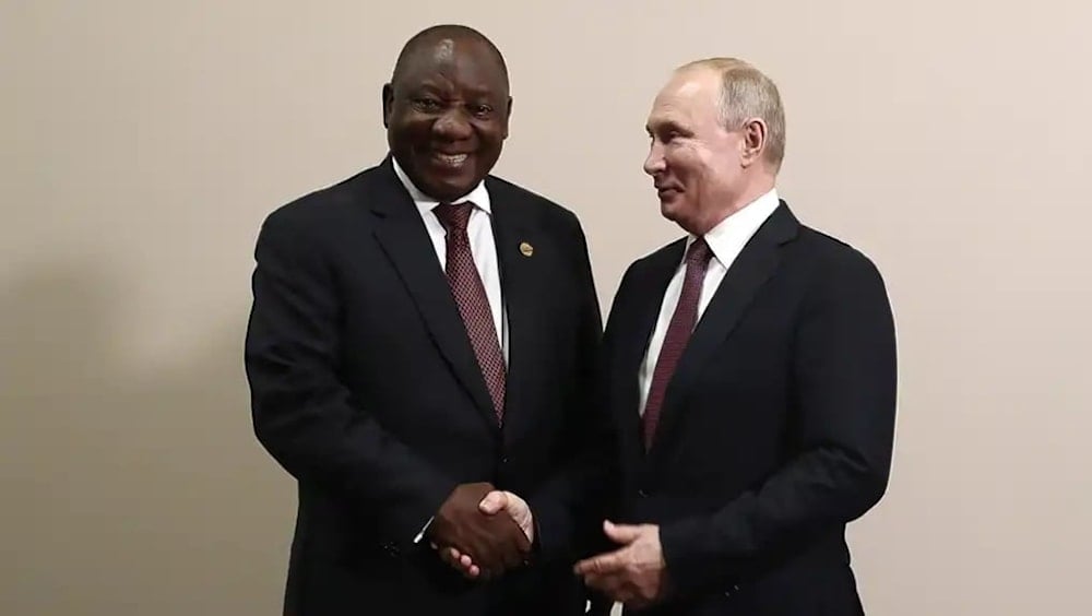 Un apretón de manos entre los presidentes Vladímir Putin y Cyril Ramaphosa, símbolo de los vínculos diplomáticos entre Rusia y Sudáfrica
