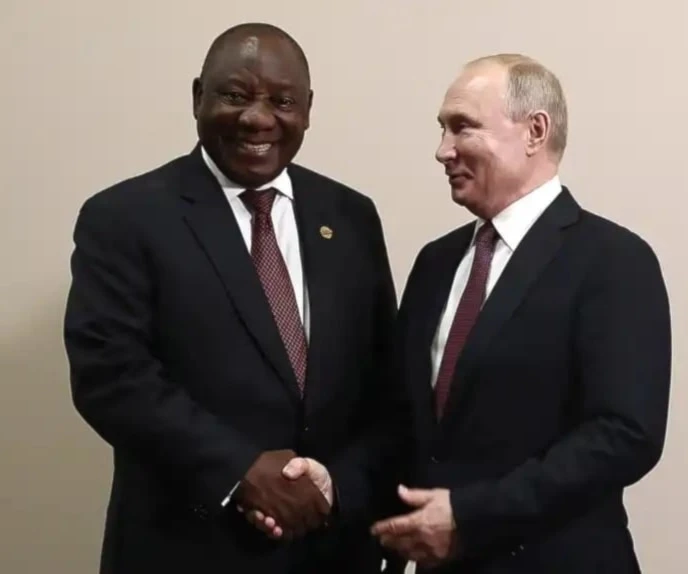 Un apretón de manos entre los presidentes Vladímir Putin y Cyril Ramaphosa, símbolo de los vínculos diplomáticos entre Rusia y Sudáfrica
