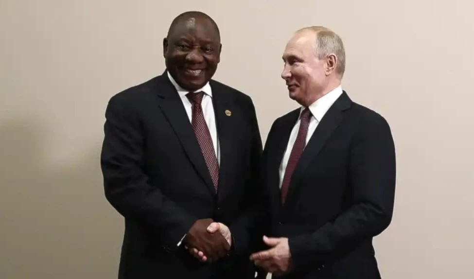 Un apretón de manos entre los presidentes Vladímir Putin y Cyril Ramaphosa, símbolo de los vínculos diplomáticos entre Rusia y Sudáfrica
