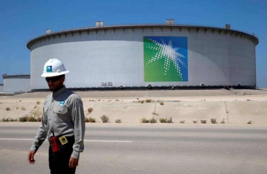 Saudi Aramco fijó el precio oficial de venta de su crudo Arab Light con una prima de solo 1 dólar por barril respecto al promedio de Omán y Dubái.
