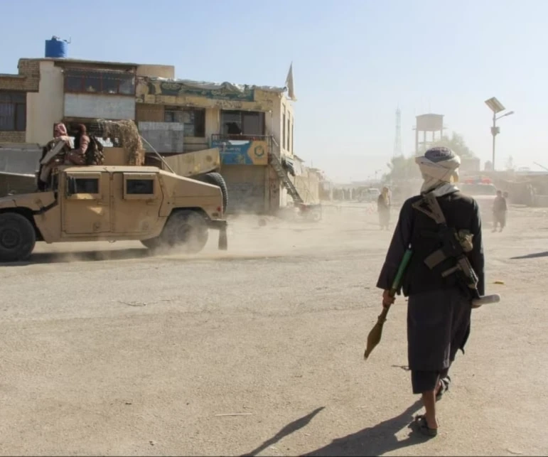 Combatientes talibanes cerca de la frontera con Pakistán.