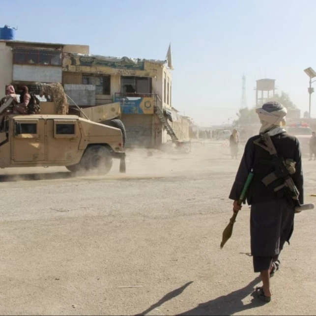 Combatientes talibanes cerca de la frontera con Pakistán.