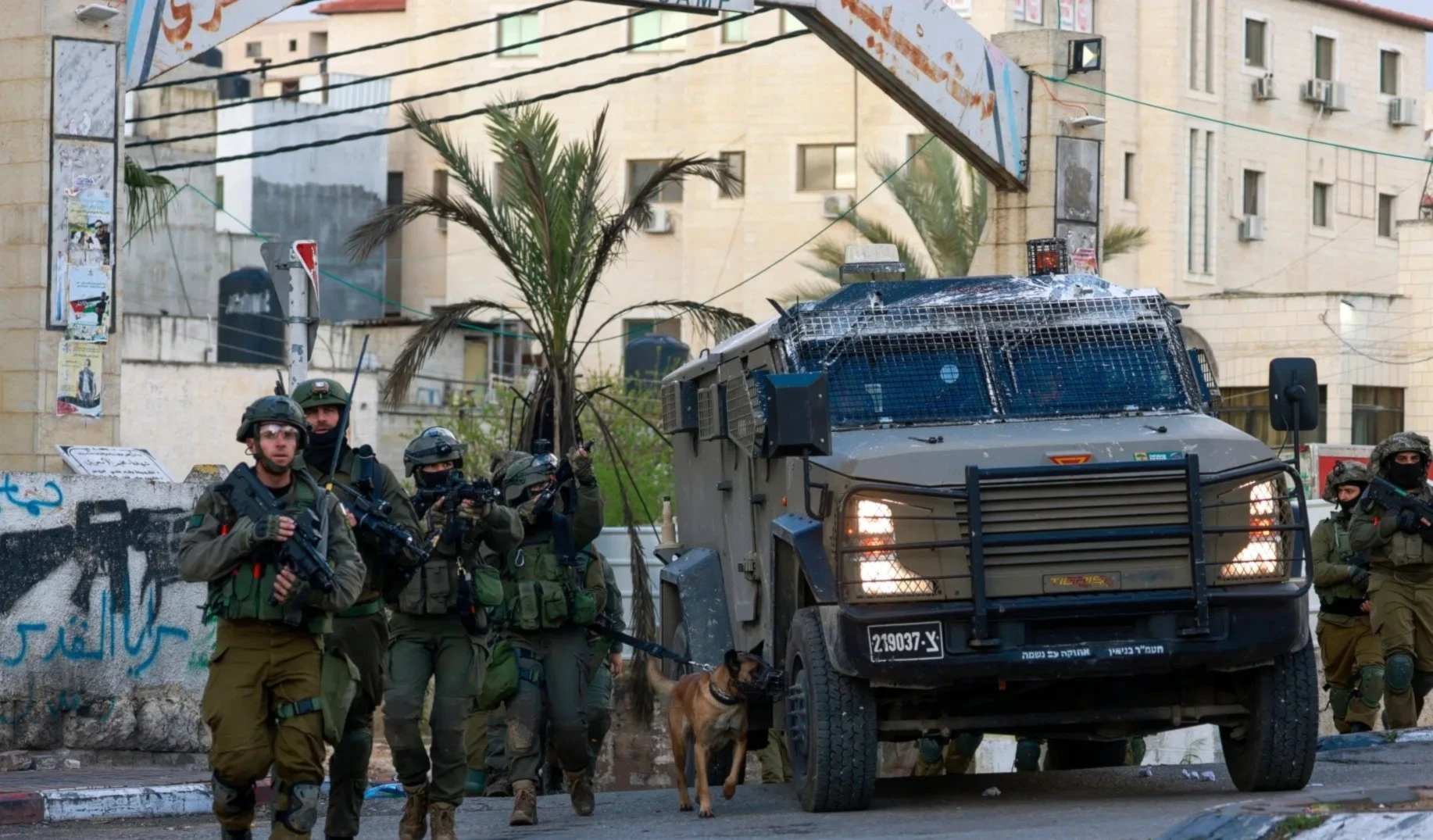 Las fuerzas israelíes también llevaron a cabo allanamientos en viviendas del campo de refugiados de Balata.