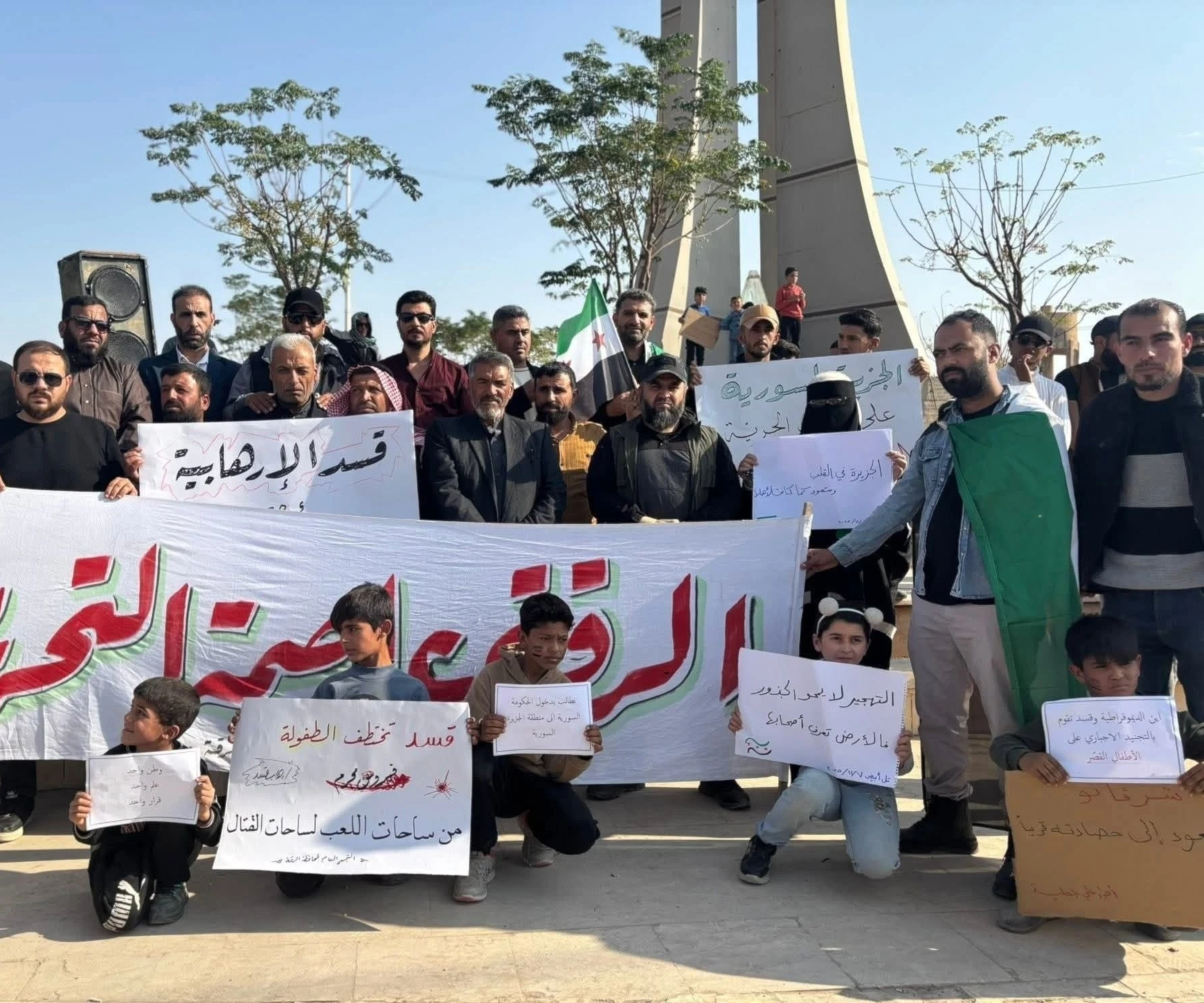 Las manifestaciones contra las FDS ocurren en una región atravesada por disputas territoriales, presencia militar extranjera y crecientes reclamos de las tribus árabes.