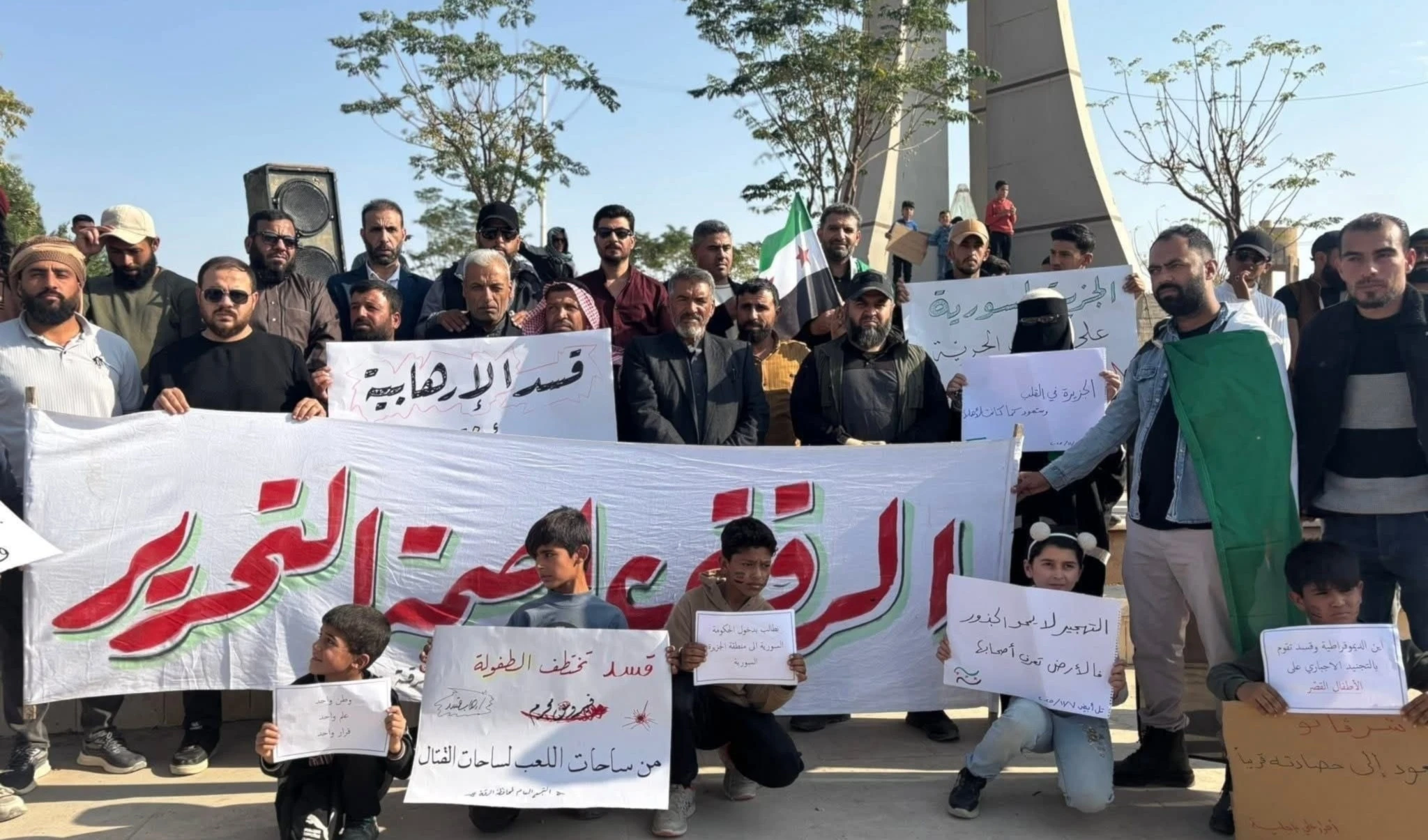 Las manifestaciones contra las FDS ocurren en una región atravesada por disputas territoriales, presencia militar extranjera y crecientes reclamos de las tribus árabes.