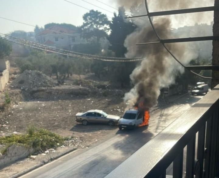 Un dron israelí impactó directamente un vehículo en la ciudad de Bint Jbeil y dejó dos personas heridas. (Foto: Redes Sociales)