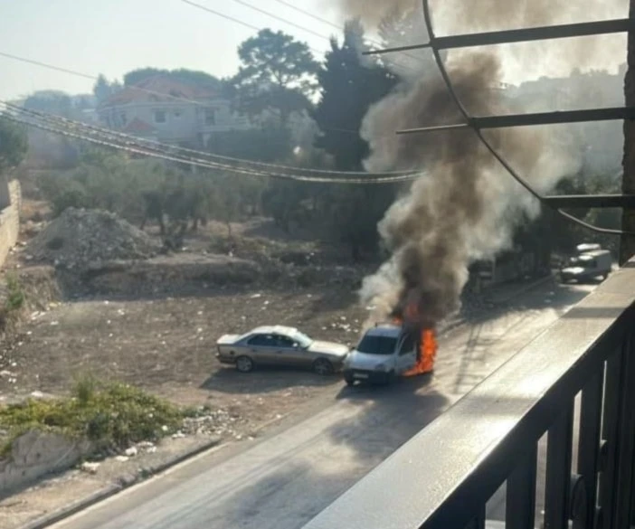 Un dron israelí impactó directamente un vehículo en la ciudad de Bint Jbeil y dejó dos personas heridas. (Foto: Redes Sociales)