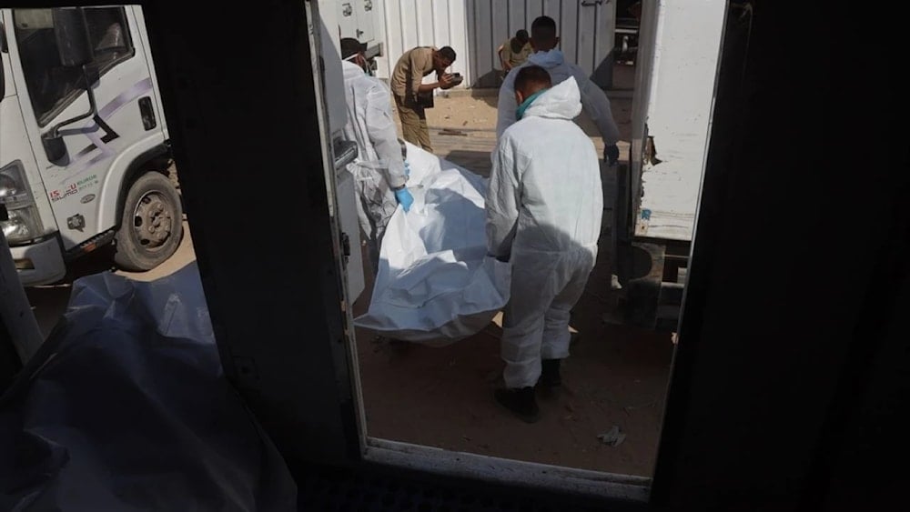 Equipos del Comité Internacional de la Cruz Roja trasladan los cuerpos de 15 palestinos al Hospital Nasser (Foto: Anadolu)