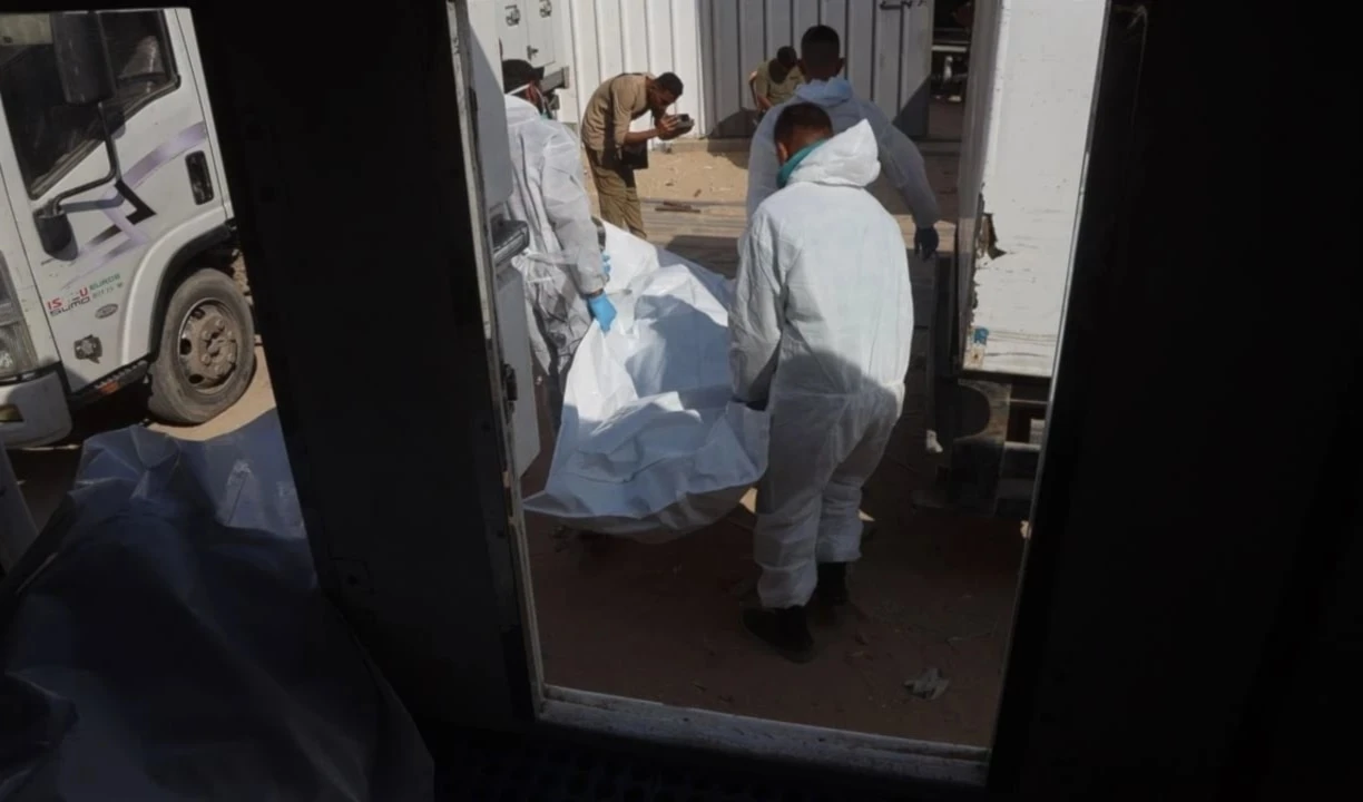 Equipos del Comité Internacional de la Cruz Roja trasladan los cuerpos de 15 palestinos al Hospital Nasser (Foto: Anadolu)