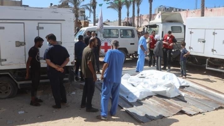 Los equipos médicos palestinos recibieron los cuerpos de los mártires palestinos a través de la Cruz Roja Internacional. 