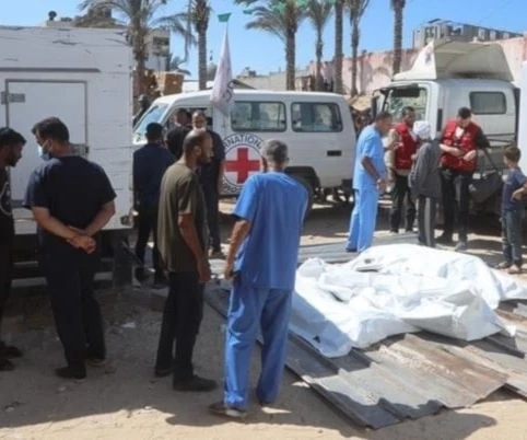 Los equipos médicos palestinos recibieron los cuerpos de los mártires palestinos a través de la Cruz Roja Internacional.