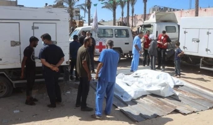 Los equipos médicos palestinos recibieron los cuerpos de los mártires palestinos a través de la Cruz Roja Internacional.