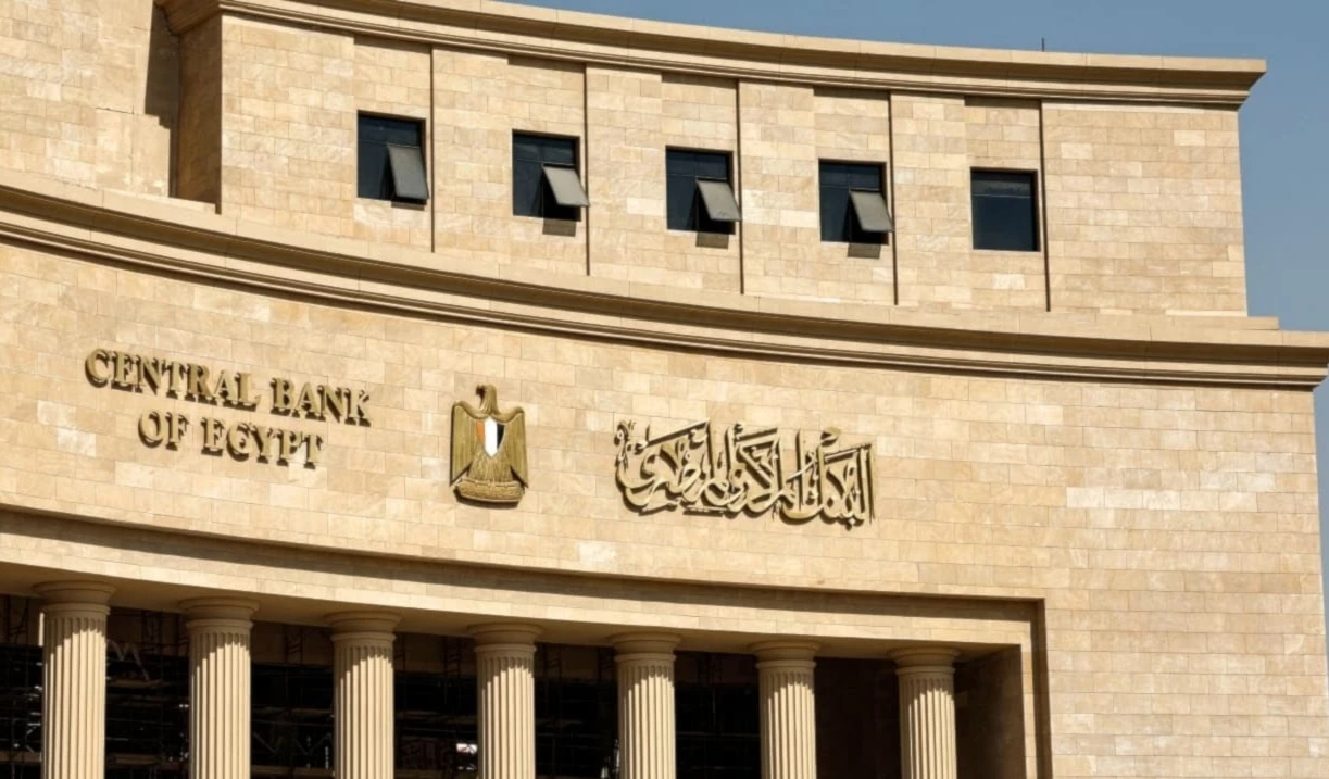 El aumento de las reservas internacionales y la moderación en la caída del sector privado ofrecen indicios de alivio a la economía egipcia.