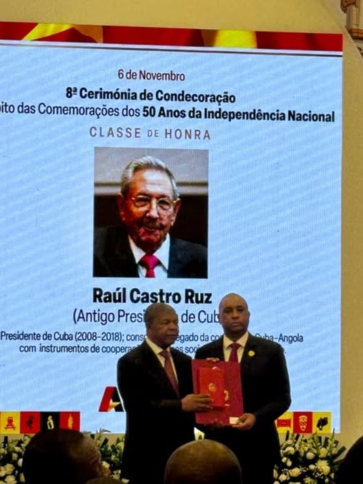 Angola condecora a Fidel y Raúl Castro por su apoyo a la independencia. Foto: Cubaminrex