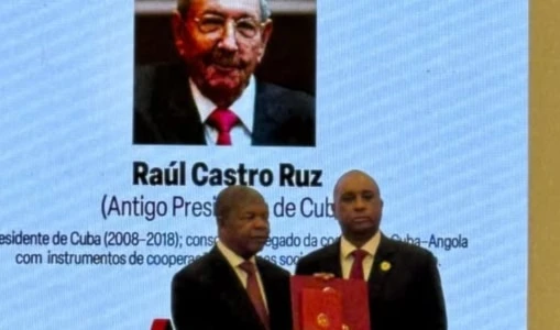 Angola condecora a Fidel y Raúl Castro por su apoyo a la independencia. Foto: Cubaminrex