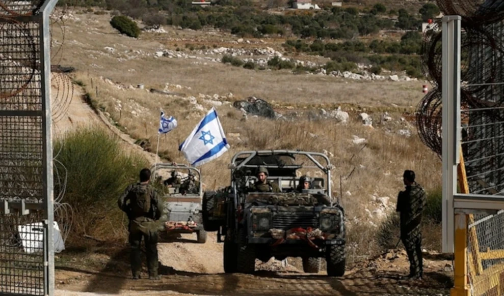 Una fuerza blindada israelí ingresa en la aldea de Bariqa, en la campiña occidental de Quneitra.