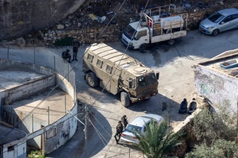 “Israel” amplía su presencia militar en Cisjordania, con redadas diarias, detenciones masivas y ataques de colonos.