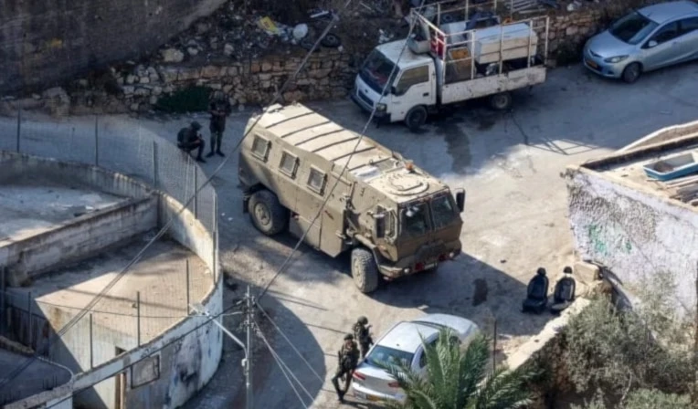 “Israel” amplía su presencia militar en Cisjordania, con redadas diarias, detenciones masivas y ataques de colonos.