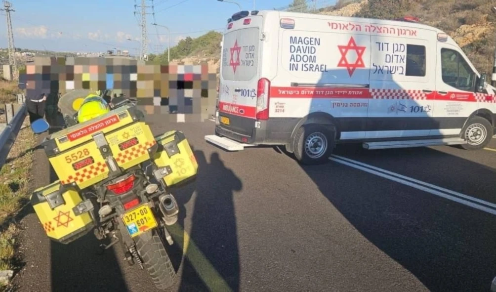 Autoridades de emergencia y la policía en el sitio del apuñalamiento en Ramala. (Foto: Red Quds)