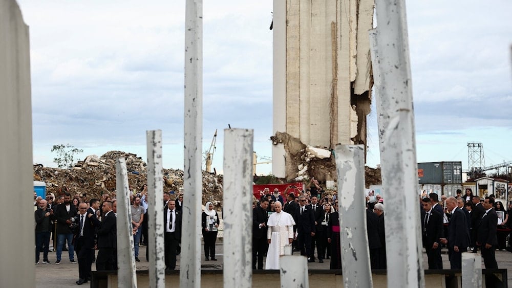El papa rezó en la zona cero de la explosión del puerto de Beirut y consoló a las familias. (Foto: AP)