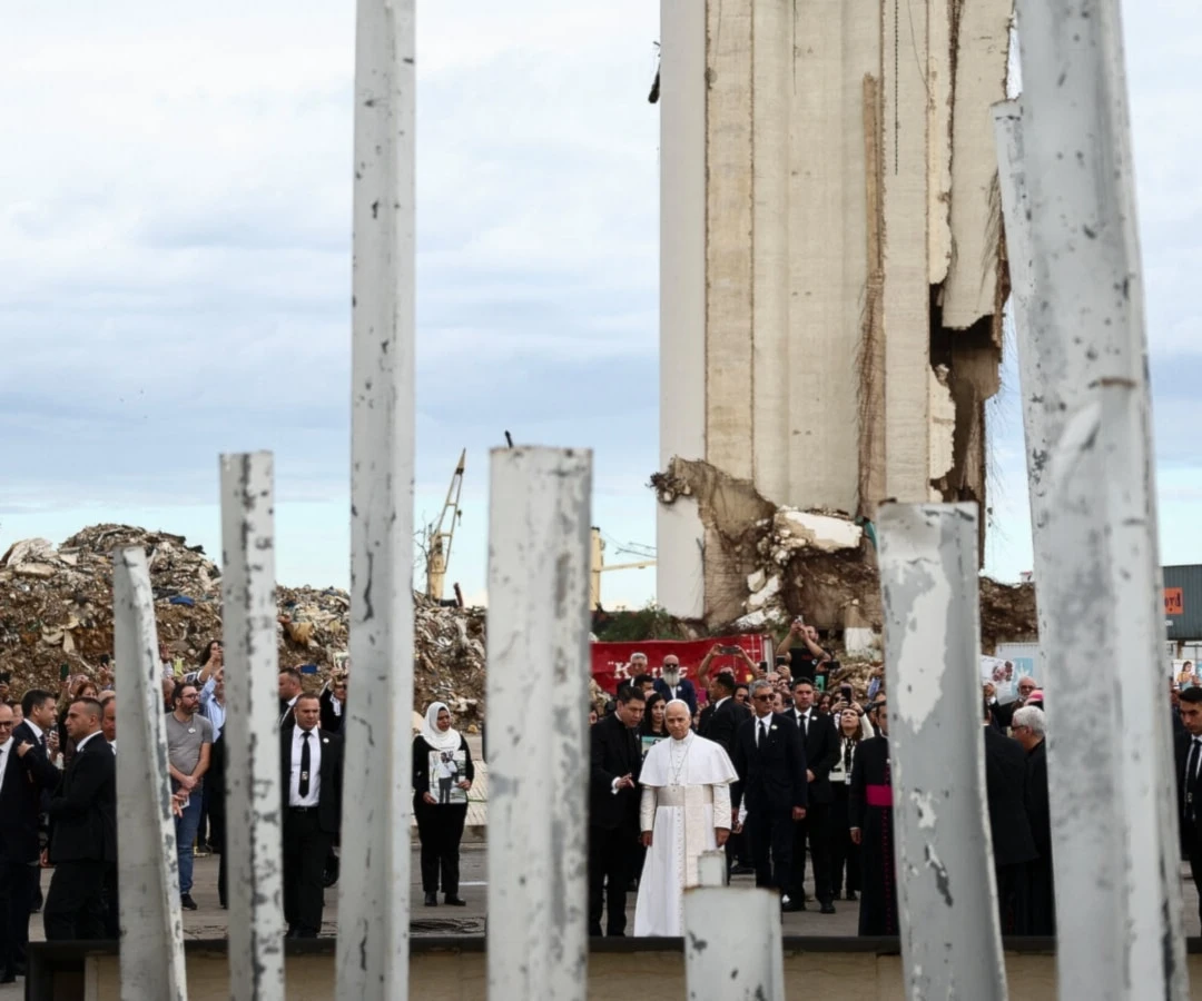 El papa rezó en la zona cero de la explosión del puerto de Beirut y consoló a las familias. (Foto: AP)