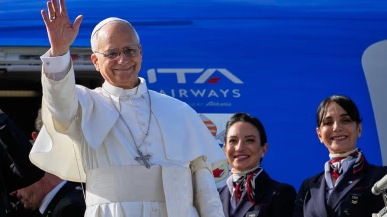 El papa León XIV saluda mientras aborda un vuelo de regreso al Vaticano tras su visita al Líbano. (Foto: AP)