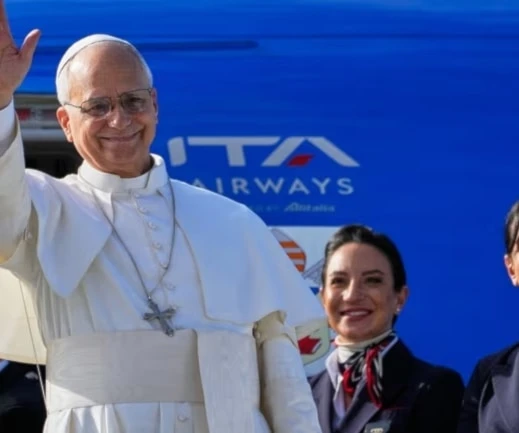 El papa León XIV saluda mientras aborda un vuelo de regreso al Vaticano tras su visita al Líbano. (Foto: AP)