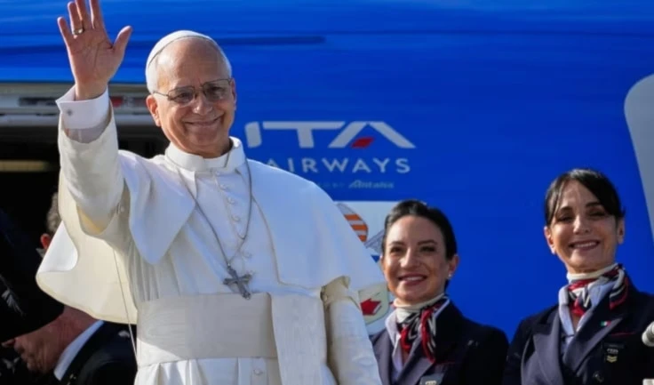 El papa León XIV saluda mientras aborda un vuelo de regreso al Vaticano tras su visita al Líbano. (Foto: AP)